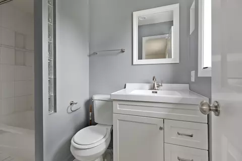 Bath - 2010 Carleton Rd, Hoffman Estates, IL 60169 photo 1 of 4
