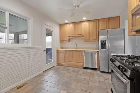 Kitchen - 2010 Carleton Rd, Hoffman Estates, IL 60169 photo 3 of 3