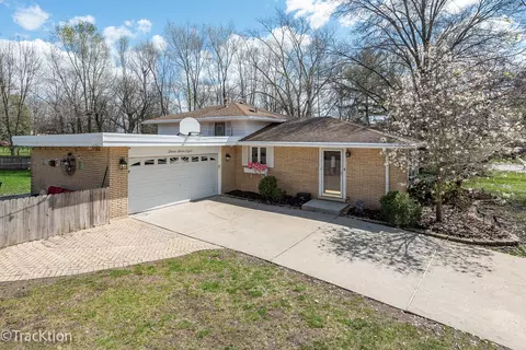 338 67th St, Willowbrook, IL 60527 photo 2