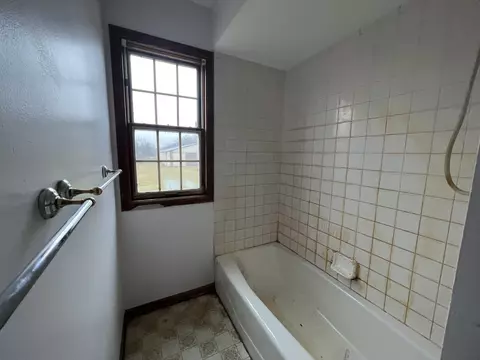 Bath - 5307 Irish Ln, Harvard, IL 60033 photo 2 of 5