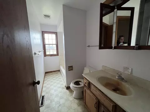 Bath - 5307 Irish Ln, Harvard, IL 60033 photo 1 of 5