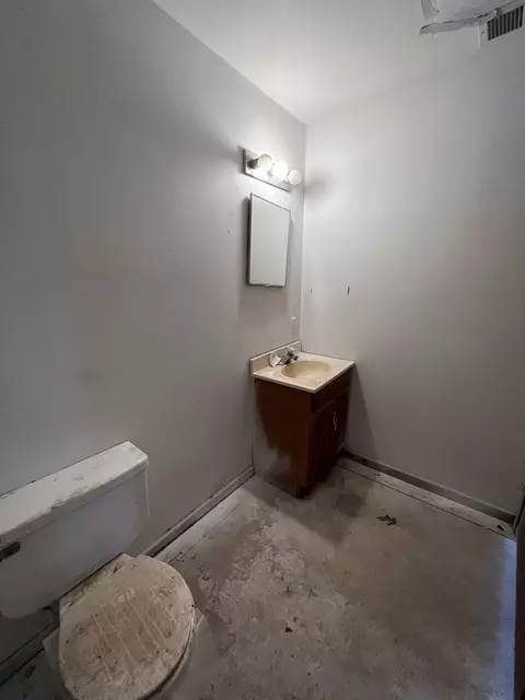 Bath - 5307 Irish Ln, Harvard, IL 60033 photo 5 of 5
