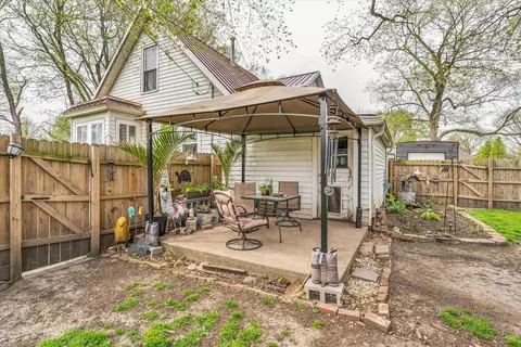 Exterior - 400 S Piatt St, Bement, IL 61813 photo 12 of 13