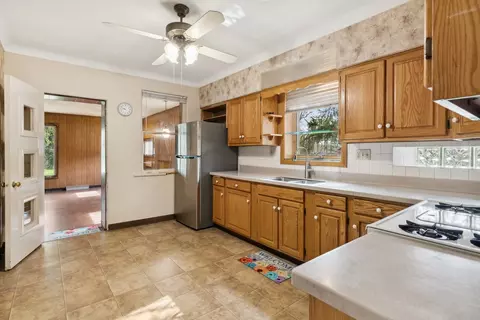 Kitchen - 575 Webford Ave, Des Plaines, IL 60016 photo 2 of 2