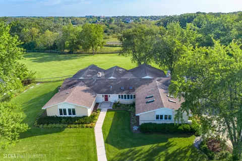 29 Alice Ln, Lake Barrington, IL 60010