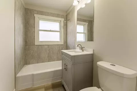 Bath - 2515 Rusty Dr, Des Plaines, IL 60018 photo 1 of 1