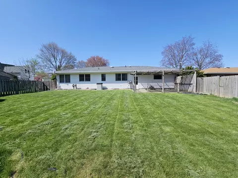 Exterior - 401 E Park St, Morrison, IL 61270 photo 6 of 7