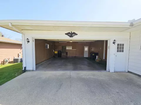 Exterior - 401 E Park St, Morrison, IL 61270 photo 4 of 7