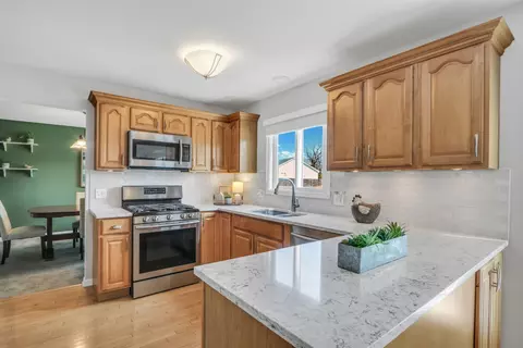 Kitchen - 5806 Constitution Ave, Gurnee, IL 60031 photo 3 of 4