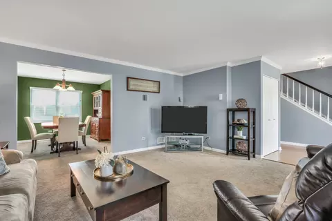 Living - 5806 Constitution Ave, Gurnee, IL 60031 photo 4 of 8