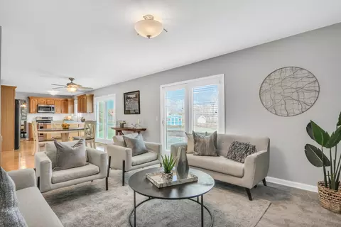 Living - 5806 Constitution Ave, Gurnee, IL 60031 photo 7 of 8