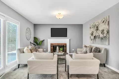 Living - 5806 Constitution Ave, Gurnee, IL 60031 photo 5 of 8