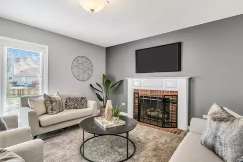 Living - 5806 Constitution Ave, Gurnee, IL 60031 photo 6 of 8