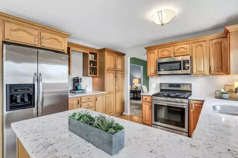 Kitchen - 5806 Constitution Ave, Gurnee, IL 60031 photo 4 of 4