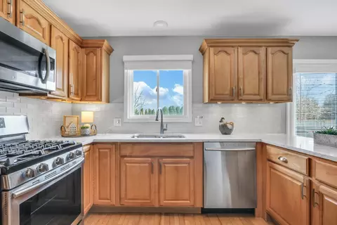 Kitchen - 5806 Constitution Ave, Gurnee, IL 60031 photo 2 of 4