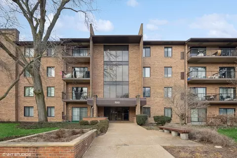 7510 Farmingdale Dr #303, Darien, IL 60561