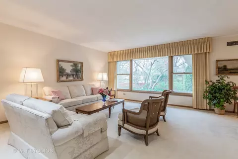 493 Pinehurst Dr, Des Plaines, IL 60016 photo 2