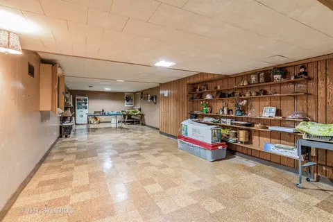 493 Pinehurst Dr, Des Plaines, IL 60016 photo 9