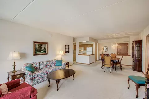 Living - 1378 Perry St #306, Des Plaines, IL 60016 photo 3 of 4
