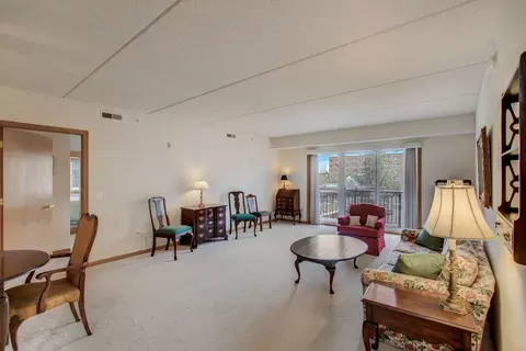 Living - 1378 Perry St #306, Des Plaines, IL 60016 photo 2 of 4