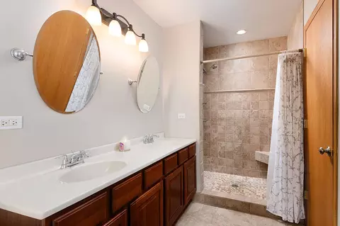 Bath - 1385 Bedford Rd, Hoffman Estates, IL 60169 photo 2 of 4