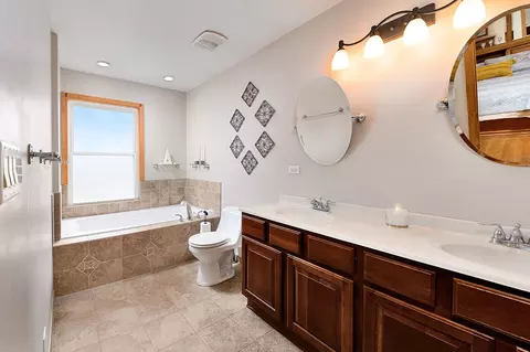 Bath - 1385 Bedford Rd, Hoffman Estates, IL 60169 photo 1 of 4