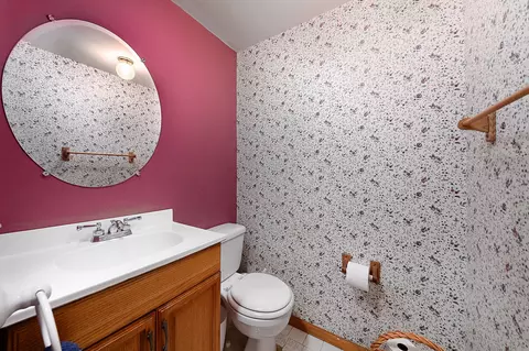 Bath - 1385 Bedford Rd, Hoffman Estates, IL 60169 photo 4 of 4