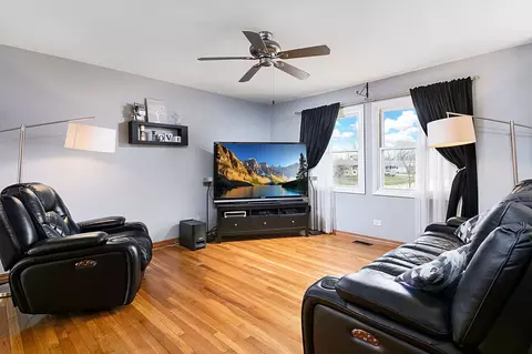 Living - 1385 Bedford Rd, Hoffman Estates, IL 60169 photo 2 of 3