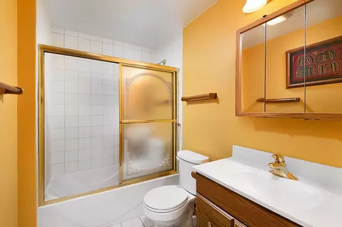 Bath - 1385 Bedford Rd, Hoffman Estates, IL 60169 photo 3 of 4