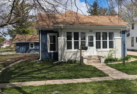 200 E Pinzon St, Tuscola, IL 61953