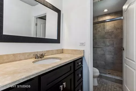 Bath - 3905 Whispering Trails Dr, Hoffman Estates, IL 60192 photo 2 of 3