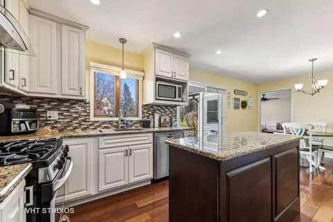 Kitchen - 3905 Whispering Trails Dr, Hoffman Estates, IL 60192 photo 4 of 5