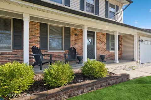 Exterior - 3905 Whispering Trails Dr, Hoffman Estates, IL 60192 photo 2 of 4