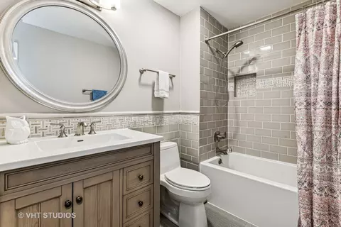 Bath - 3905 Whispering Trails Dr, Hoffman Estates, IL 60192 photo 3 of 3