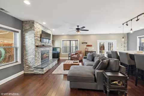 Living - 4124 Maple Ave, Lyons, IL 60534 photo 2 of 4