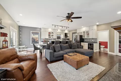 Living - 4124 Maple Ave, Lyons, IL 60534 photo 3 of 4