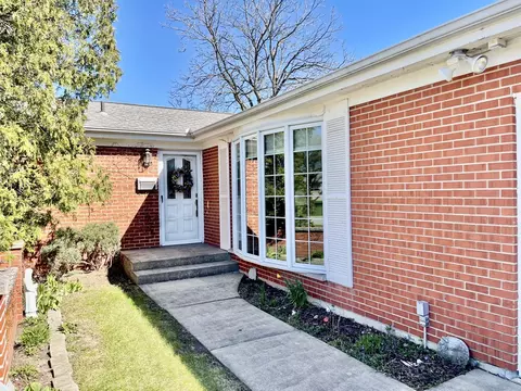 Exterior - 902 16th St, Peru, IL 61354 photo 2 of 4