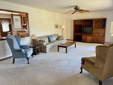 Living - 902 16th St, Peru, IL 61354 photo 1 of 4