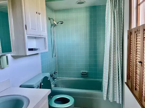Bath - 902 16th St, Peru, IL 61354 photo 1 of 3