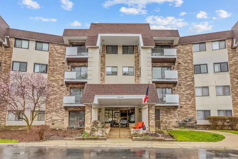 3300 N Carriageway Dr #208, Arlington Heights, IL 60004