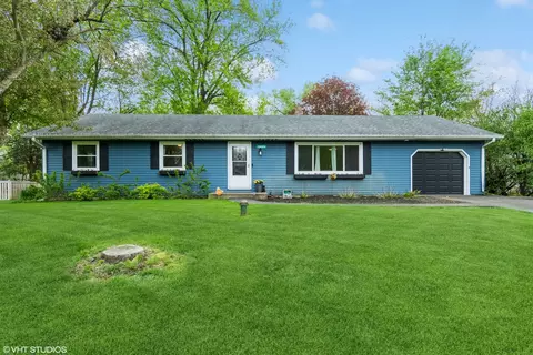 28 W525 Douglas Rd, Naperville, IL 60564