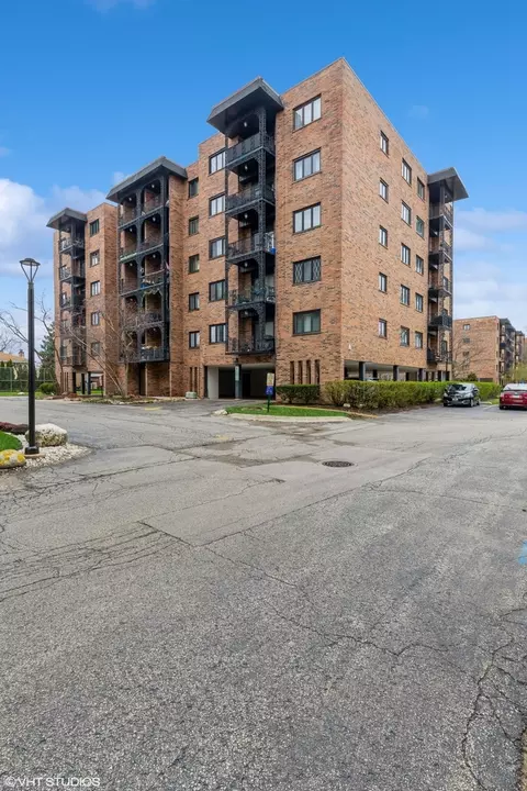 9331 Landings Ln #501, Des Plaines, IL 60016