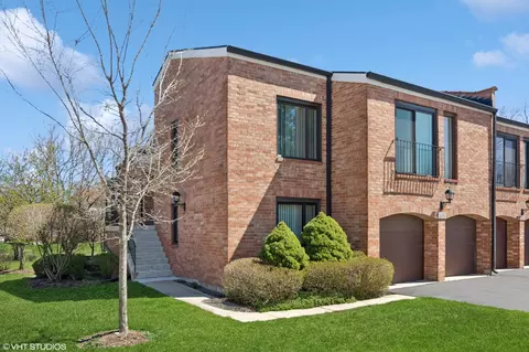 567 Patrick Henry Sq, Oak Brook, IL 60523