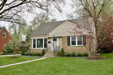 122 Indian Dr, Clarendon Hills, IL 60514
