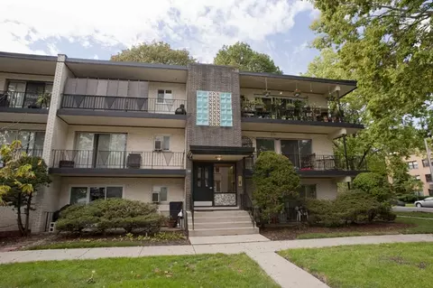 405 S Elmwood Ave #3B, Oak Park, IL 60302