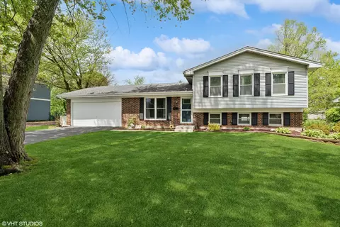 466 Dee Ln, Roselle, IL 60172