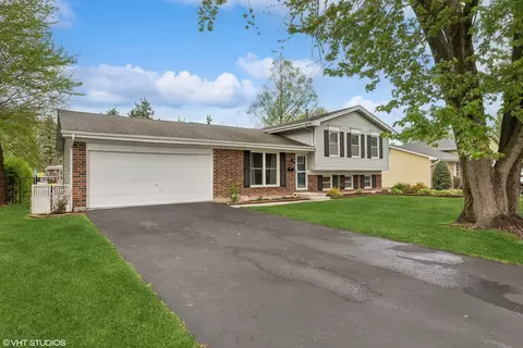 466 Dee Ln, Roselle, IL 60172 photo 2