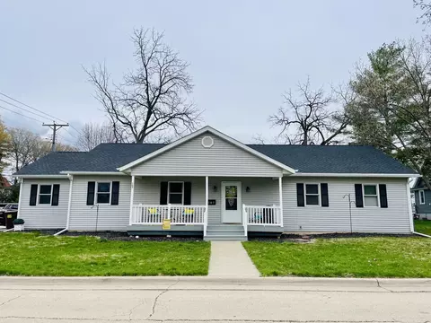 107 S 8th St, Oregon, IL 61061