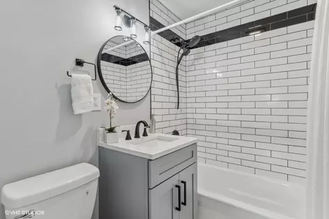 Bath - 329 Eaker Pl, Des Plaines, IL 60016 photo 2 of 3