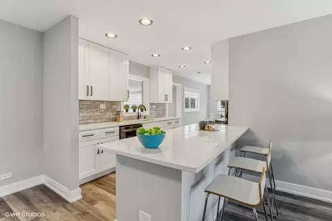 Kitchen - 329 Eaker Pl, Des Plaines, IL 60016 photo 1 of 3